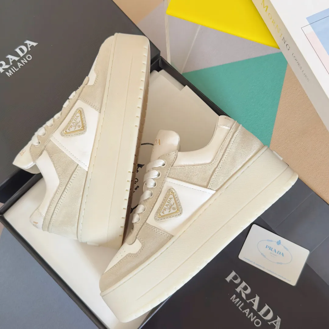 👟👟Ex-factory price 660👟👟 Top version Prada Latest Downtown Bold series Thick sole Platform shoes Triangle logo Casual sneakers White shoes Original purchase and development Production Downtown Bold sneakers are inspired by basketball shoes in the 1980s, with sporty design and exquisite details. Crafted from perforated leather, the statement platform sole provides a unique, modern style. The Prada logo is interpreted from different angles, decorated with the iconic enamel-coated triangular metal logo, highlighting the unique classic style. Exquisite packaging at the delivery counter🛍📦 ▪️Fabric: Original custom imported first-layer cowhide ▪️Inner lining: Original imported soft sheepskin ▪️Outsole: Original molded ultra-light foam material ▪️Sole thickness: 4.5CM ▪️Size: Women's 35-40